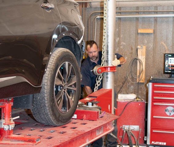 Leos Auto Body employee performing auto repair on an SUV in Highlands Ranch area auto shop